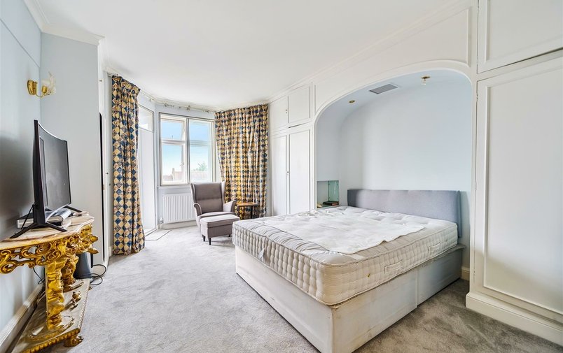 Flat for sale in Finchley Road, Hampstead