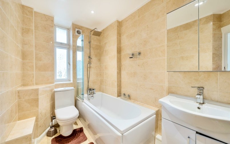 Flat for sale in Finchley Road, Hampstead