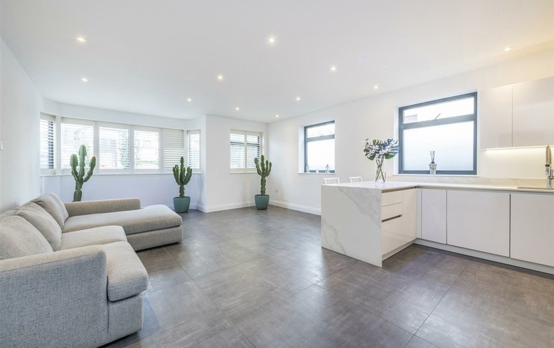 Flat for sale in Finchley Road, Golders Green