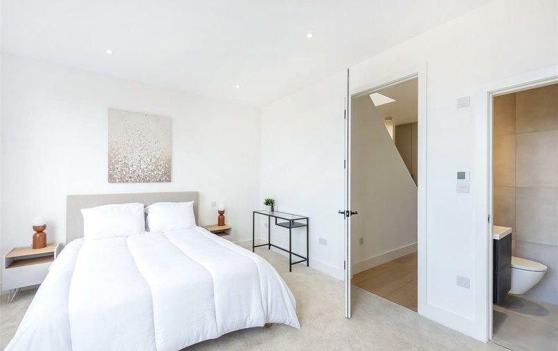 Flat for sale in Finchley Road, Childs Hill