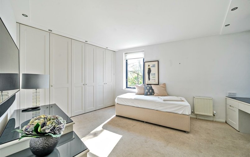 Flat for sale in Firecrest Drive, Hampstead