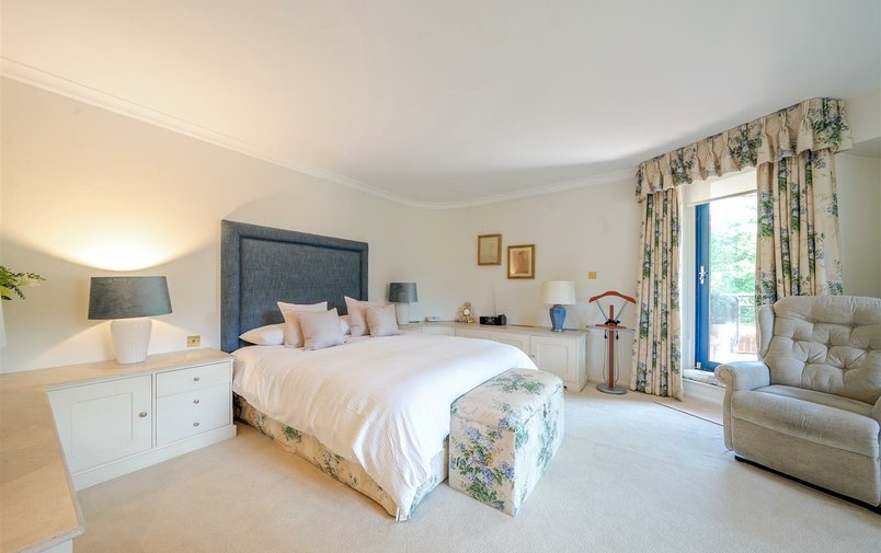 Flat for sale in Firecrest Drive, Hampstead