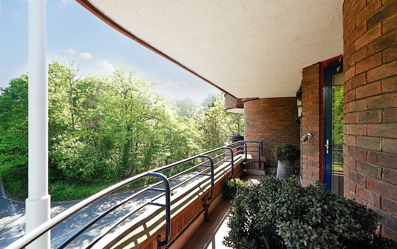 Flat for sale in Firecrest Drive, Hampstead