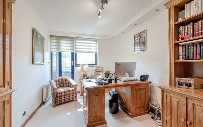 Flat for sale in Firecrest Drive, Hampstead