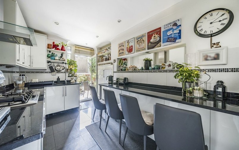 Flat for sale in Frognal Lane, Hampstead