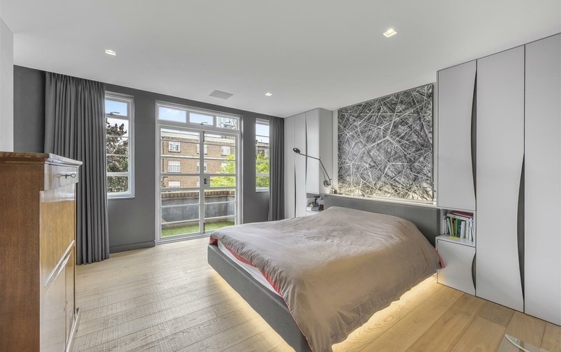 Flat for sale in Frognal Lane, Hampstead