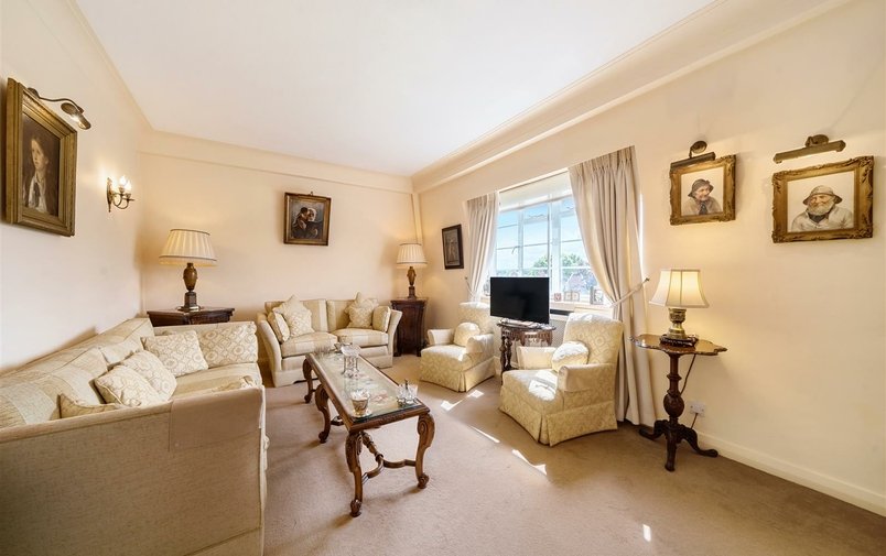 Flat for sale in Frognal Lane, Hampstead