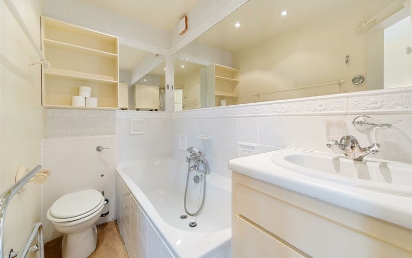 Flat for sale in Frognal Lane, Hampstead