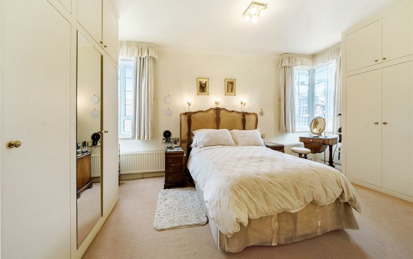 Flat for sale in Frognal Lane, Hampstead