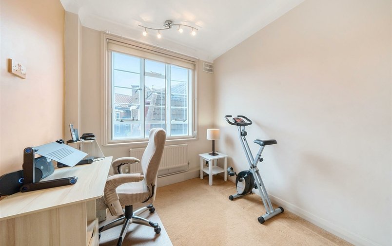 Flat for sale in Frognal Lane, Hampstead