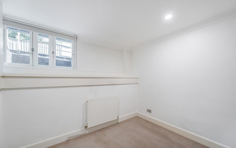 Flat for sale in Fitzjohn's Avenue, Hampstead