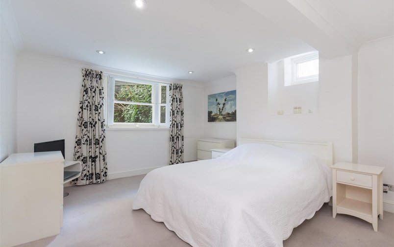 Flat for sale in Fitzjohn's Avenue, Hampstead