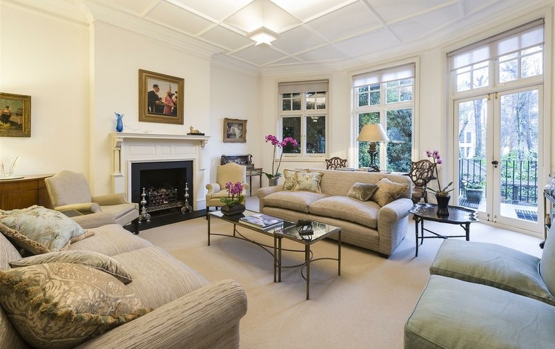 Flat for sale in Hollycroft Avenue, Hampstead