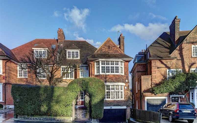 Flat for sale in Hollycroft Avenue, Hampstead