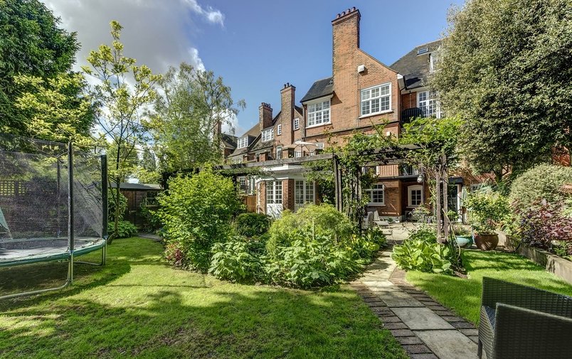 Flat for sale in Hollycroft Avenue, Hampstead