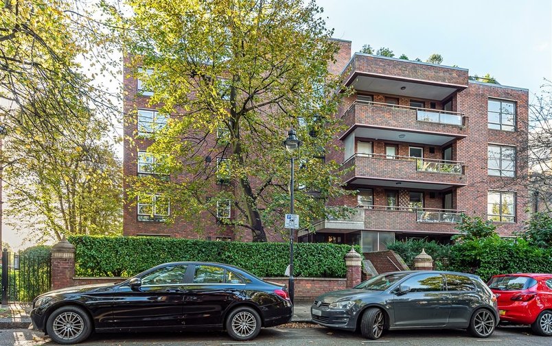 Flat for sale in Lyndhurst Gardens, Hampstead