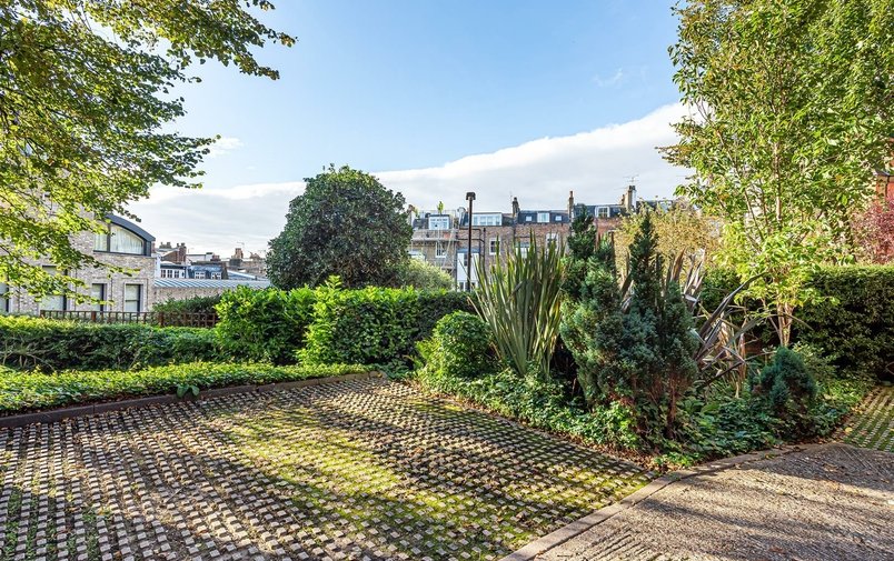 Flat for sale in Lyndhurst Gardens, Hampstead