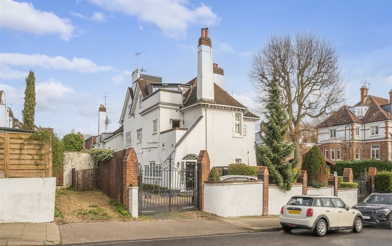 Flat for sale in Kidderpore Avenue, Hampstead