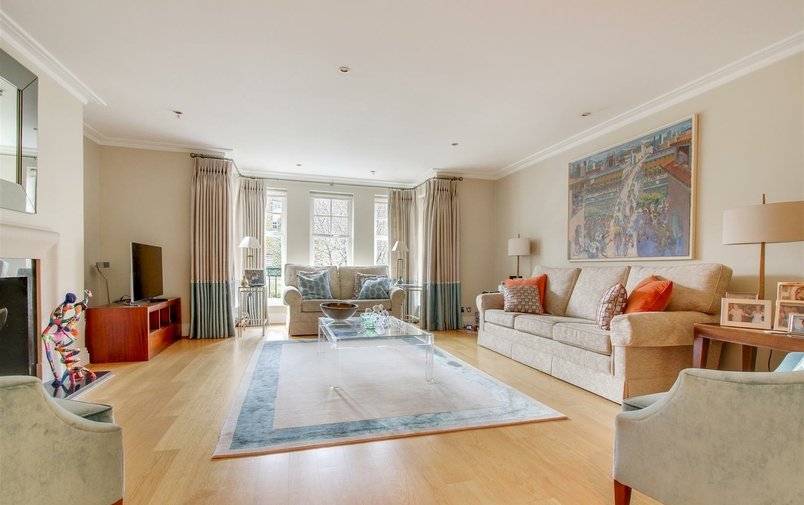 House for sale in Mountview Close, Golders Hill Park