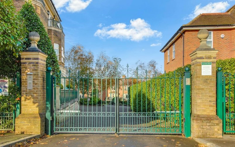 House for sale in Mountview Close, Golders Hill Park