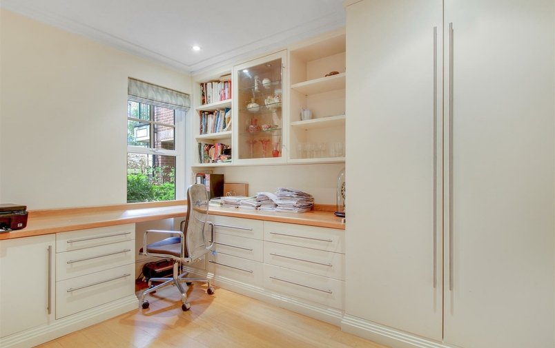House for sale in Mountview Close, Golders Hill Park