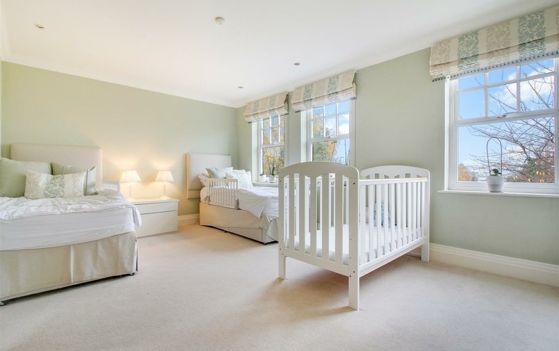 House for sale in Mountview Close, Golders Hill Park