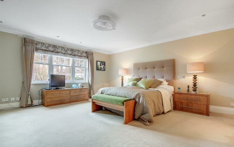 House for sale in Mountview Close, Golders Hill Park