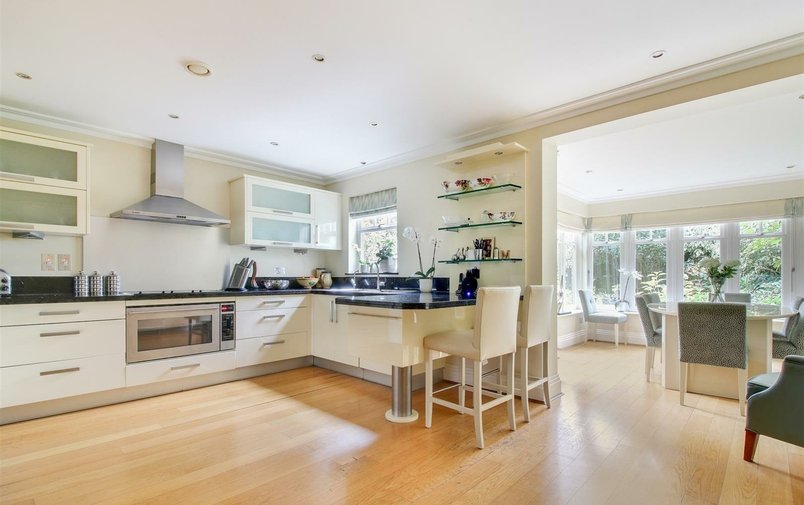 House for sale in Mountview Close, Golders Hill Park
