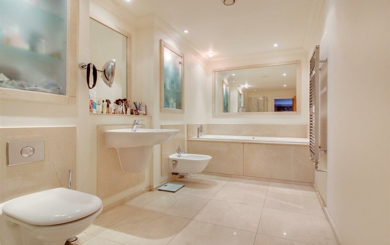House for sale in Mountview Close, Golders Hill Park