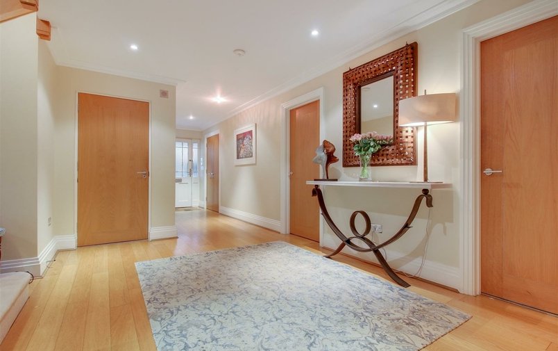 House for sale in Mountview Close, Golders Hill Park