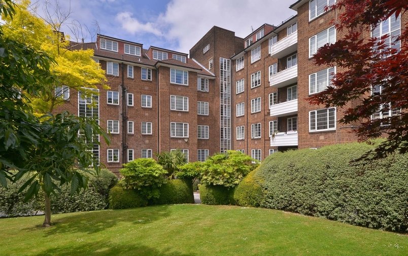 Flat for sale in Finchley Road, Hampstead