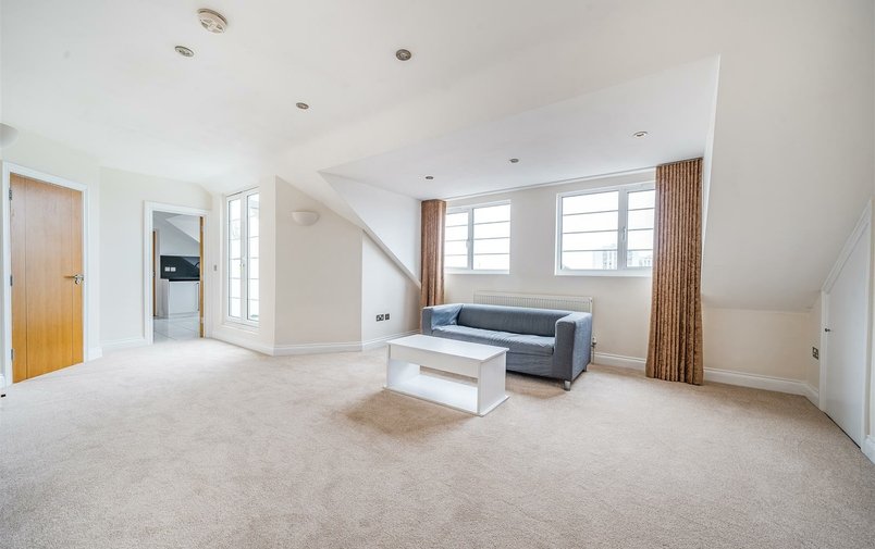 Flat for sale in Finchley Road, Hampstead