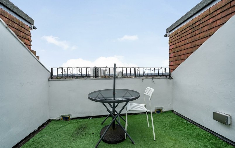 Flat for sale in Finchley Road, Hampstead