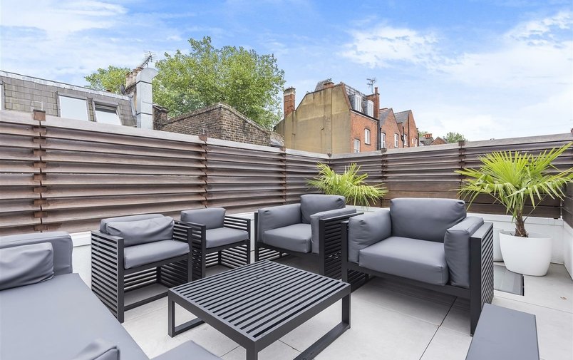 House for sale in Rosslyn Mews, Hampstead Village