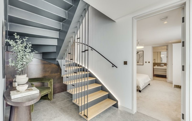 House for sale in Rosslyn Mews, Hampstead Village