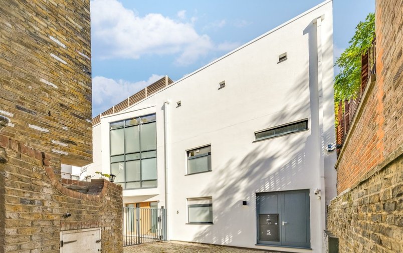 House for sale in Rosslyn Mews, Hampstead Village