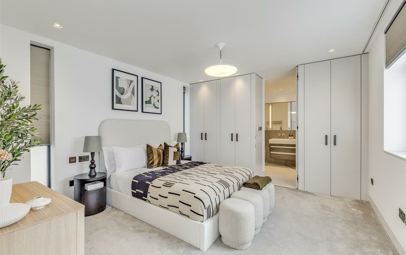 House for sale in Rosslyn Mews, Hampstead Village