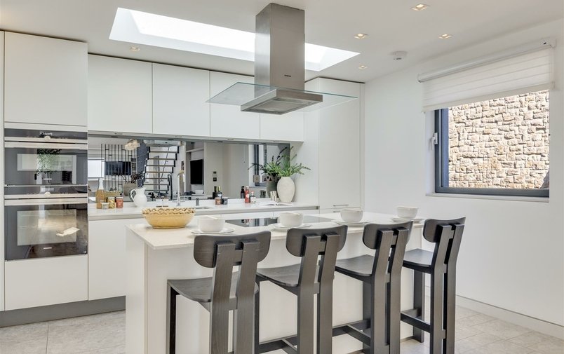 House for sale in Rosslyn Mews, Hampstead Village
