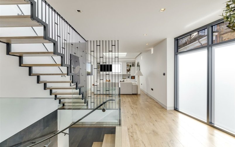 House for sale in Rosslyn Mews, Hampstead Village