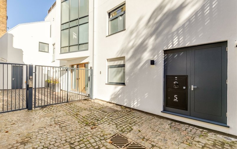House for sale in Rosslyn Mews, Hampstead Village