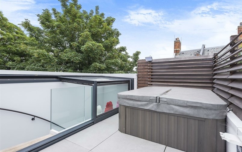House for sale in Rosslyn Mews, Hampstead Village