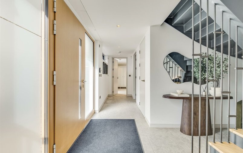 House for sale in Rosslyn Mews, Hampstead Village