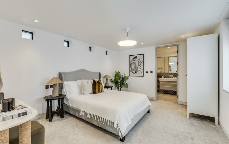 House for sale in Rosslyn Mews, Hampstead Village