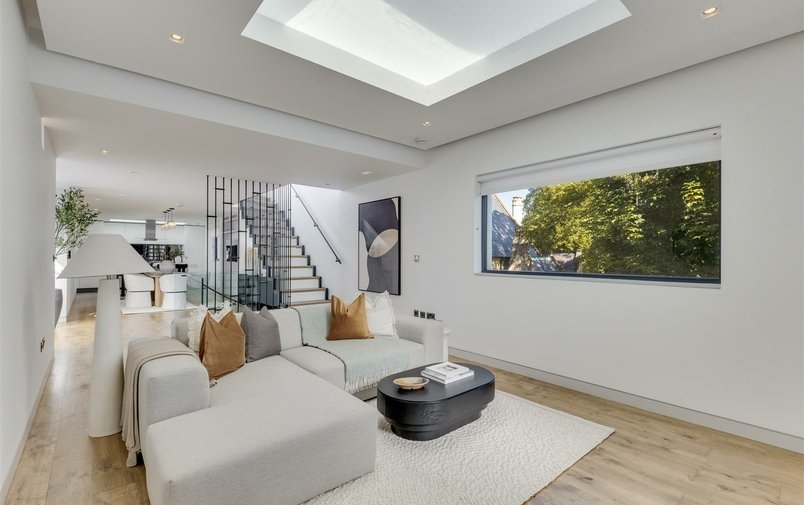 House for sale in Rosslyn Mews, Hampstead Village