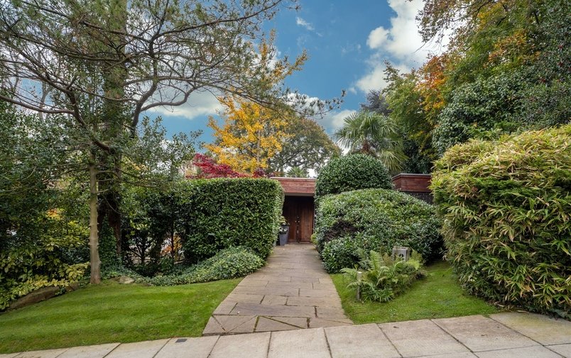 House for sale in Spaniards End, Hampstead