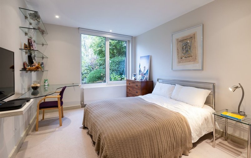 House for sale in Spaniards End, Hampstead