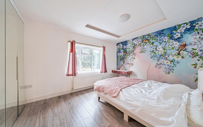 Flat for sale in The Vale, Golders Green