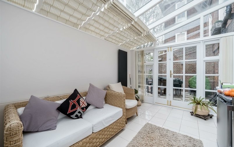 Flat for sale in West Heath Avenue, Golders Green