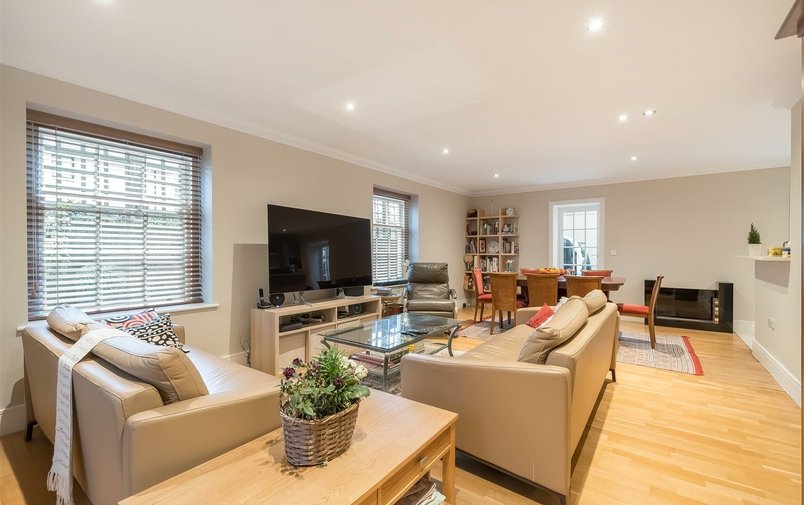 Flat for sale in West Heath Avenue, Golders Green