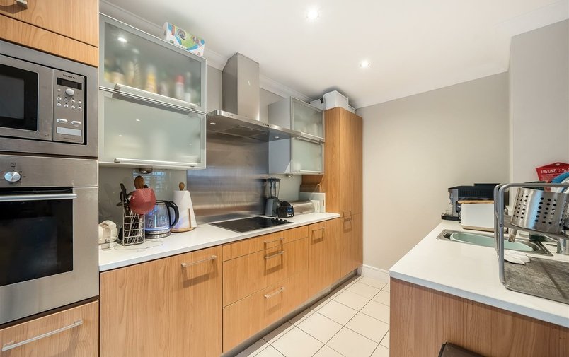 Flat for sale in West Heath Avenue, Golders Green